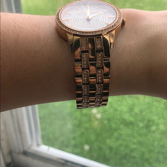 MICHAEL KORS GOLD WOMENS WATCH - Picture 3 of 3